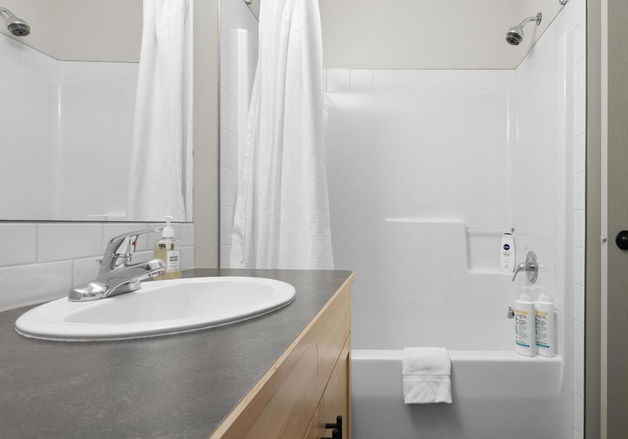 Newly Renovated Grizzly Lodge, Spacious 3Br 2Ba With Open Pool, Hot Tub Canmore Eksteriør bilde