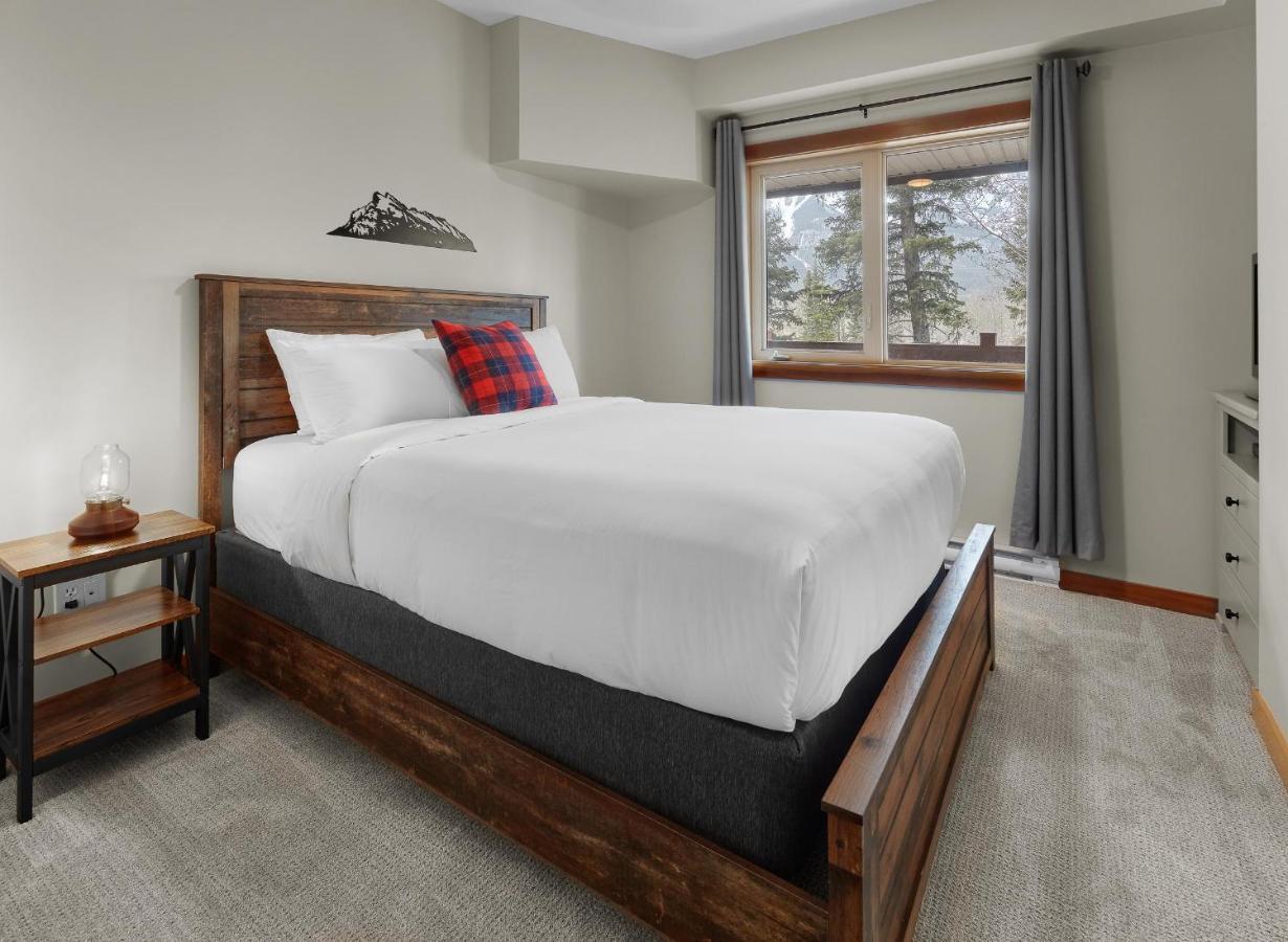 Newly Renovated Grizzly Lodge, Spacious 3Br 2Ba With Open Pool, Hot Tub Canmore Eksteriør bilde