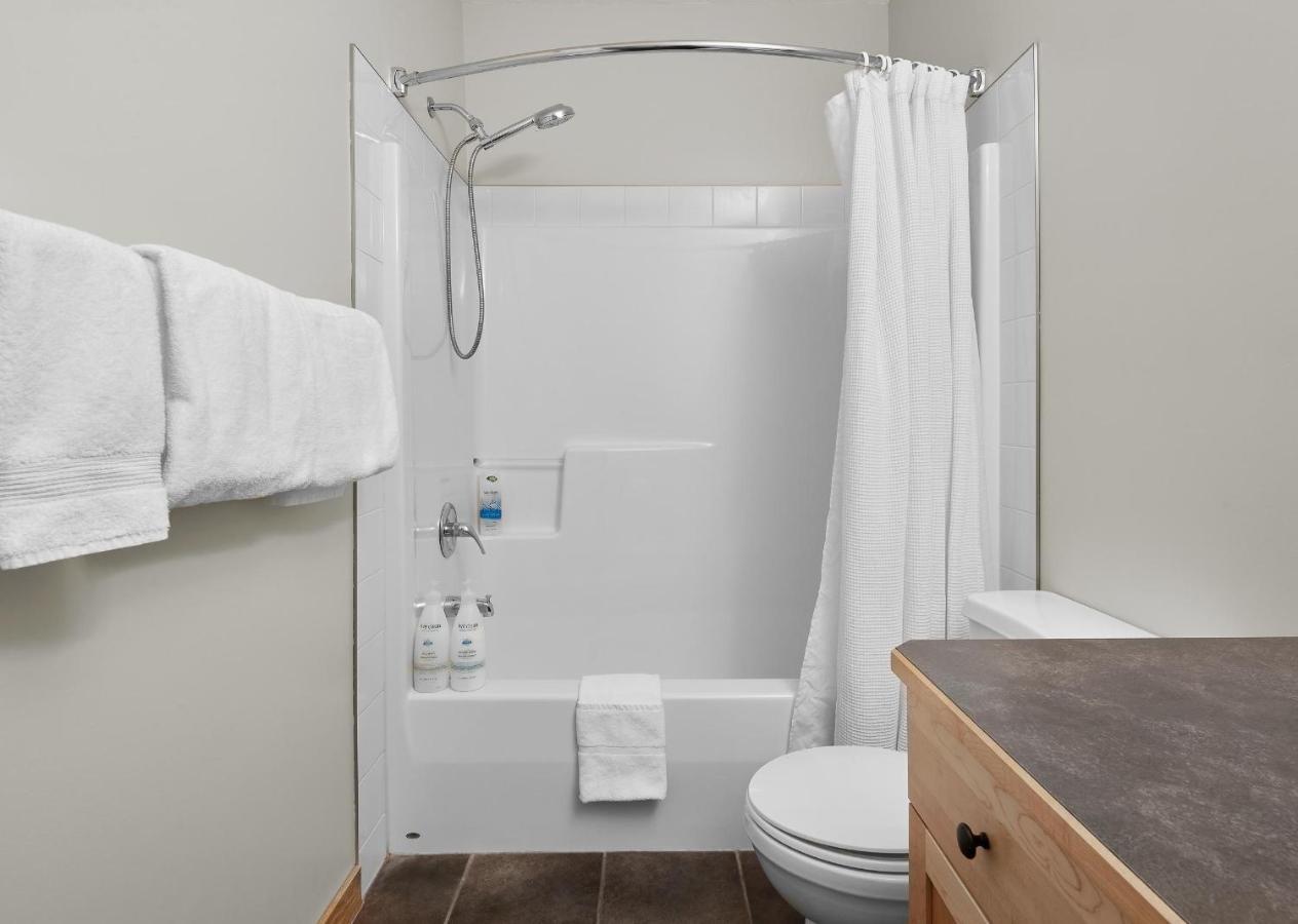 Newly Renovated Grizzly Lodge, Spacious 3Br 2Ba With Open Pool, Hot Tub Canmore Eksteriør bilde