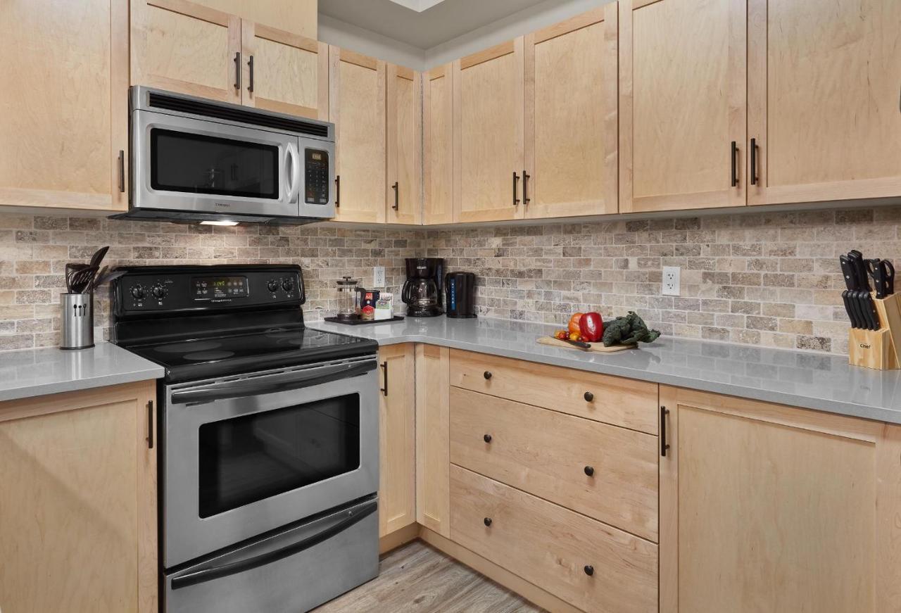 Newly Renovated Grizzly Lodge, Spacious 3Br 2Ba With Open Pool, Hot Tub Canmore Eksteriør bilde
